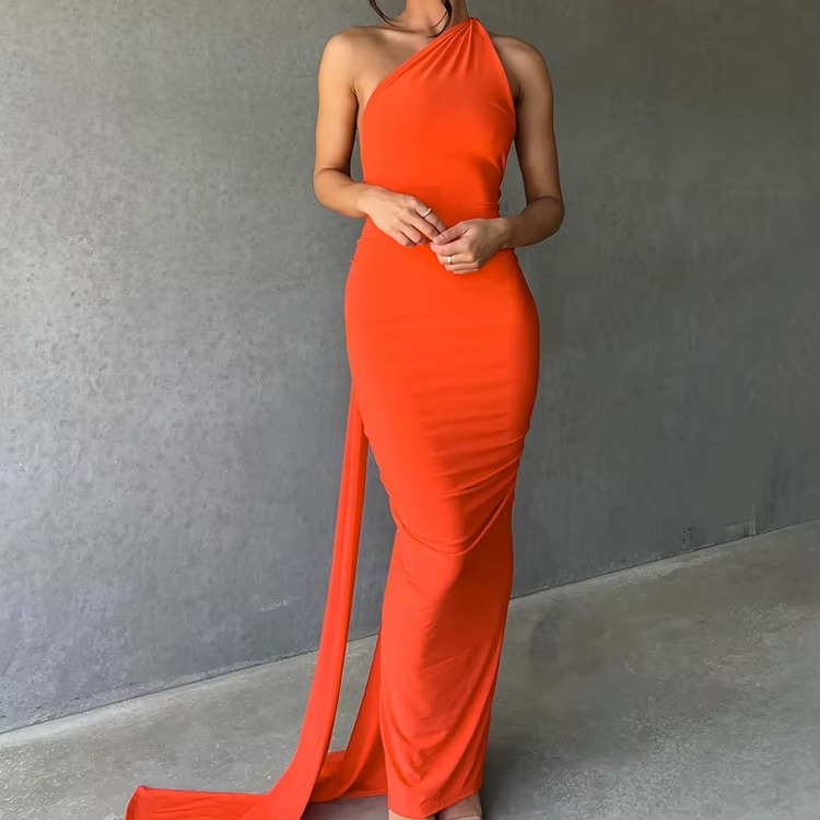 ROBE LONGUE ASYMÉTRIQUE À UNE ÉPAULE ET DOS NU