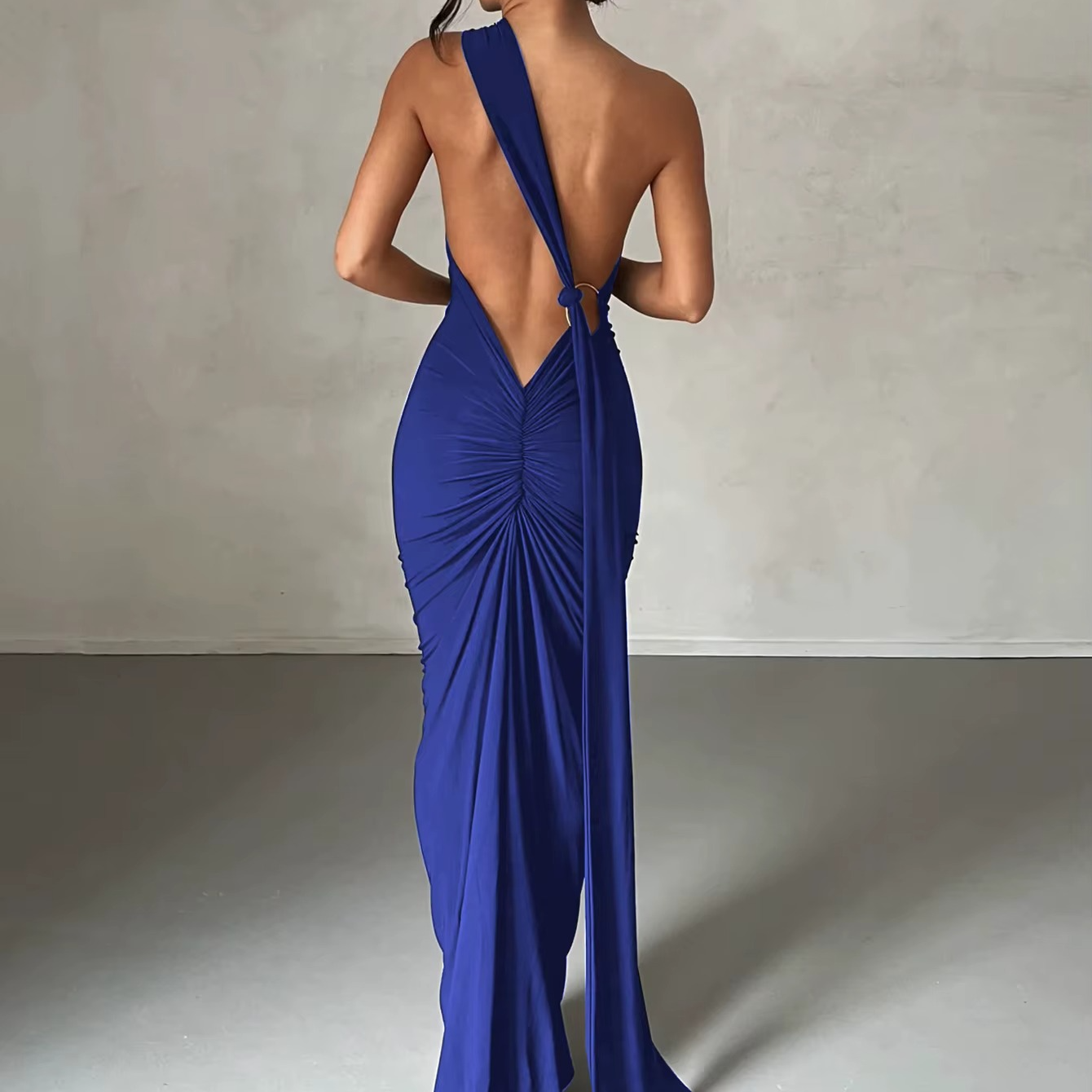 ROBE LONGUE ASYMÉTRIQUE À UNE ÉPAULE ET DOS NU