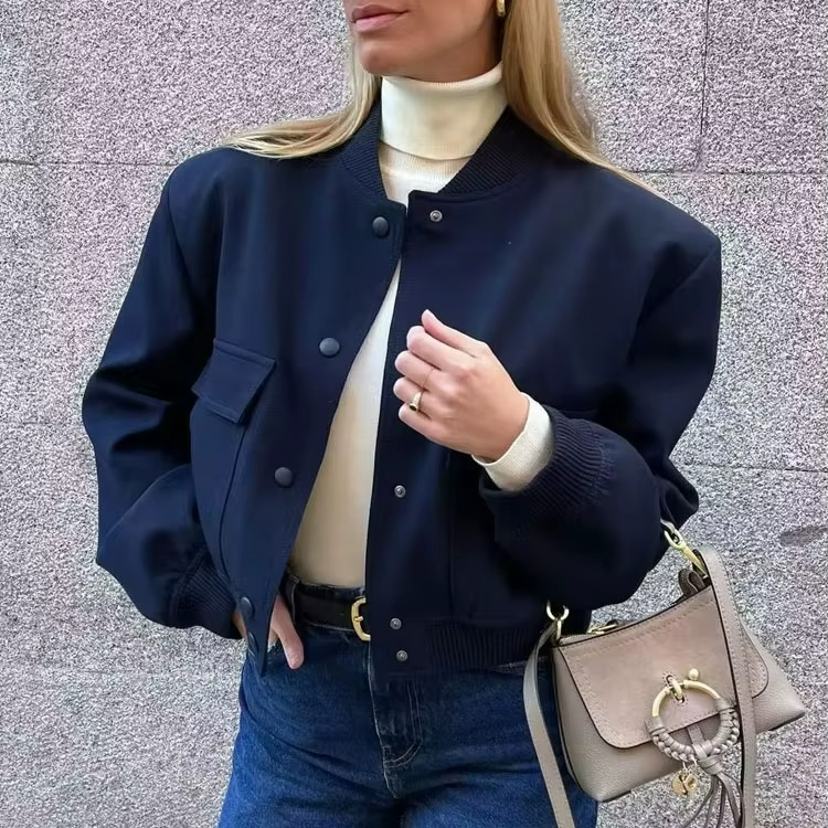 VESTE BOMBER COURTE – BOUTONNÉE AVEC POCHES