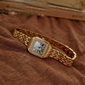 MONTRE FEMME À CADRAN CARRÉ