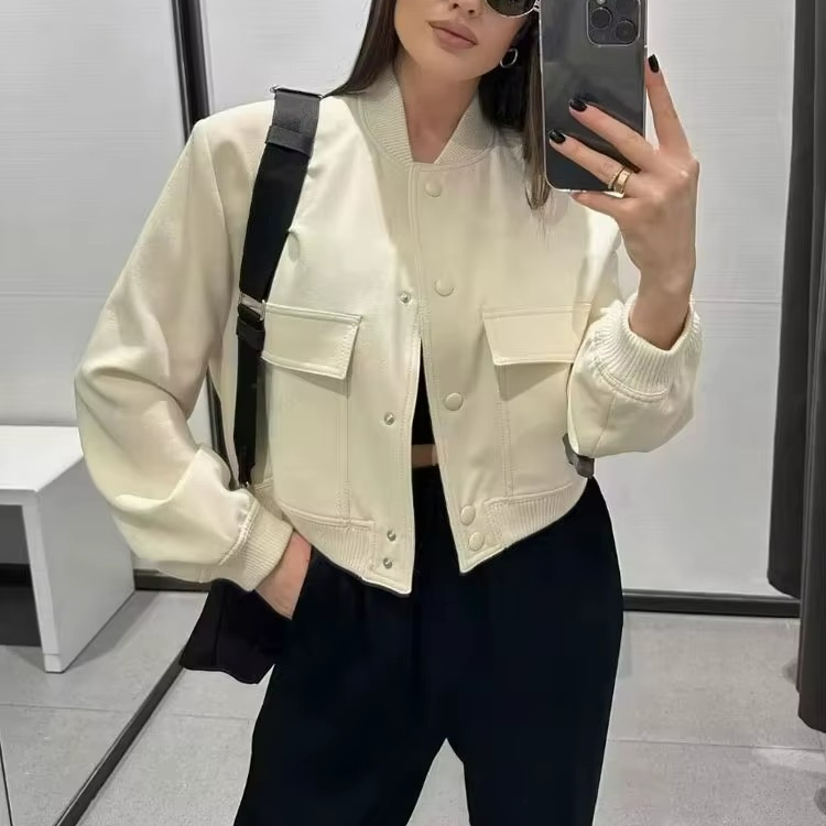 VESTE BOMBER COURTE – BOUTONNÉE AVEC POCHES