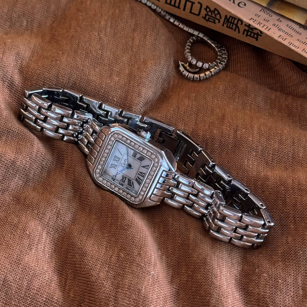 MONTRE FEMME À CADRAN CARRÉ