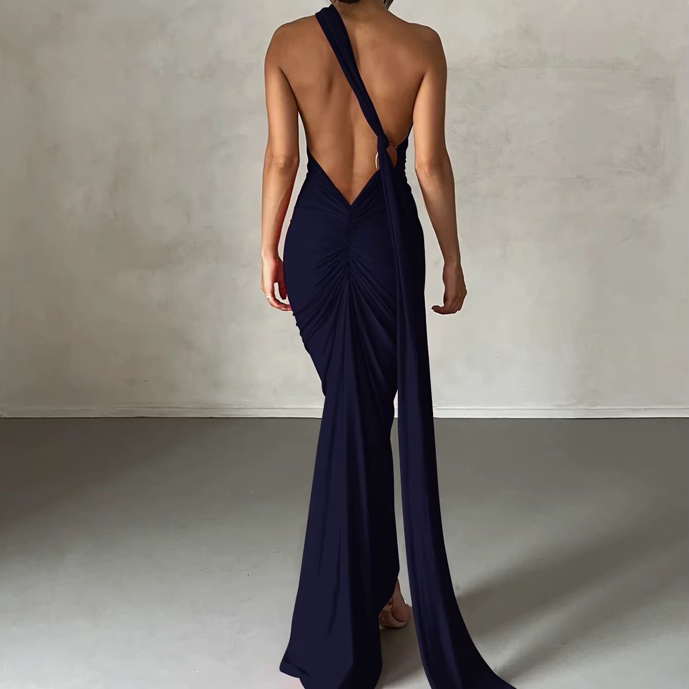 ROBE LONGUE ASYMÉTRIQUE À UNE ÉPAULE ET DOS NU