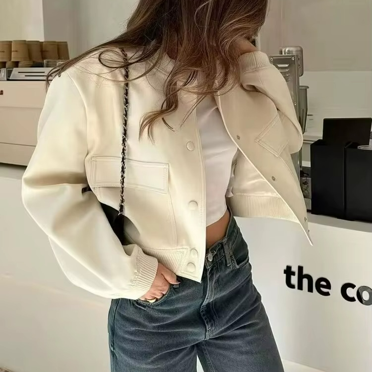 VESTE BOMBER COURTE – BOUTONNÉE AVEC POCHES