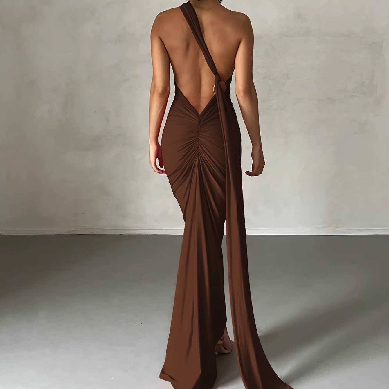 ROBE LONGUE ASYMÉTRIQUE À UNE ÉPAULE ET DOS NU